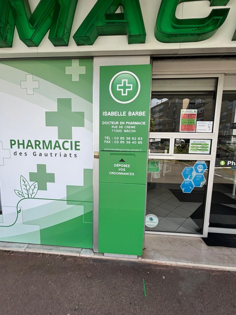 PHARMACIE DES GAUTRIATS Lot de vitrophanies et habillage totems en impression numérique