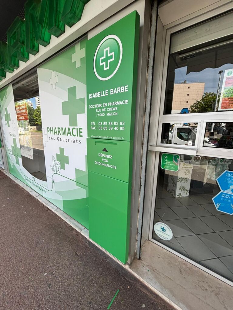 PHARMACIE DES GAUTRIATS Lot de vitrophanies et habillage totems en impression numérique