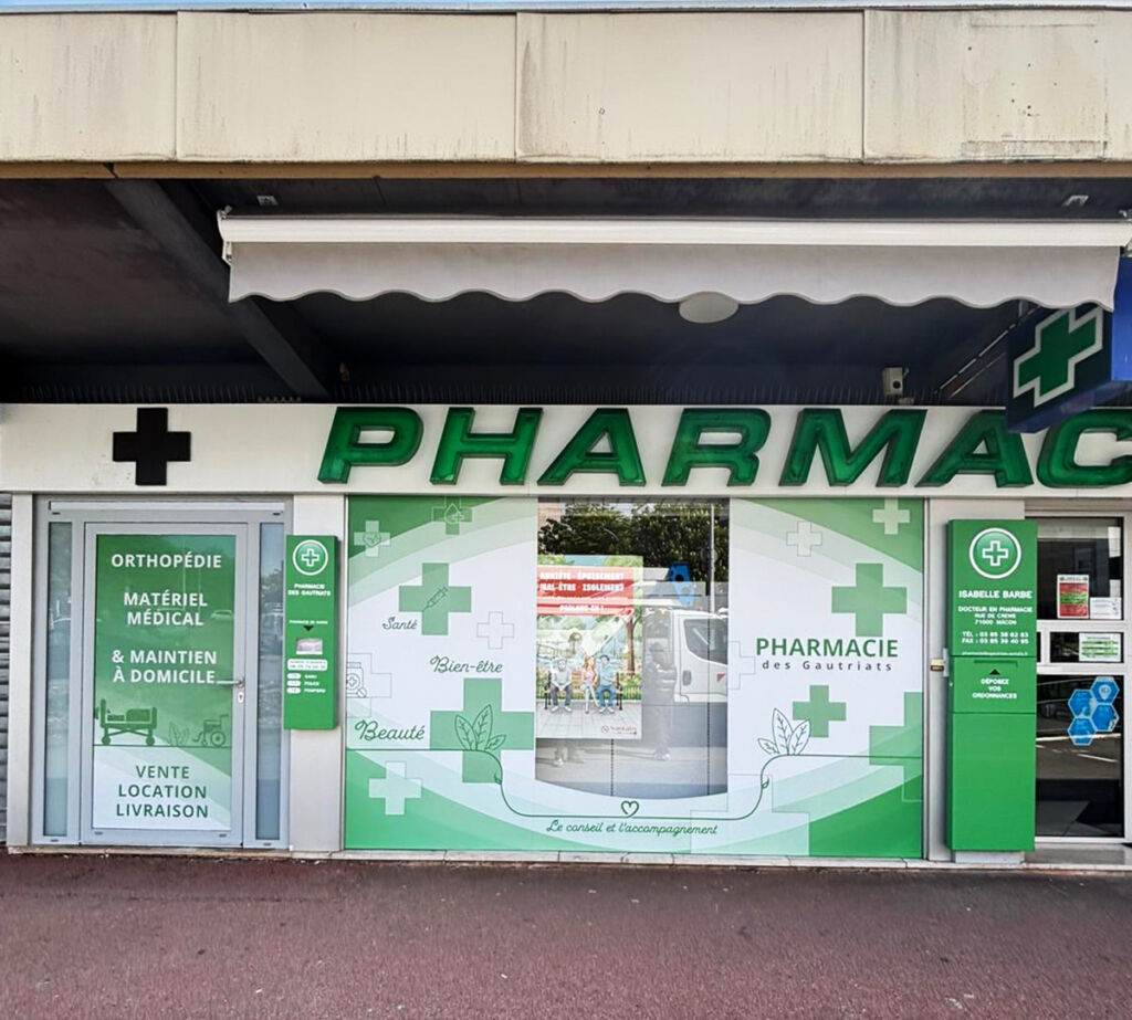 PHARMACIE DES GAUTRIATS Lot de vitrophanies et habillage totems en impression numérique