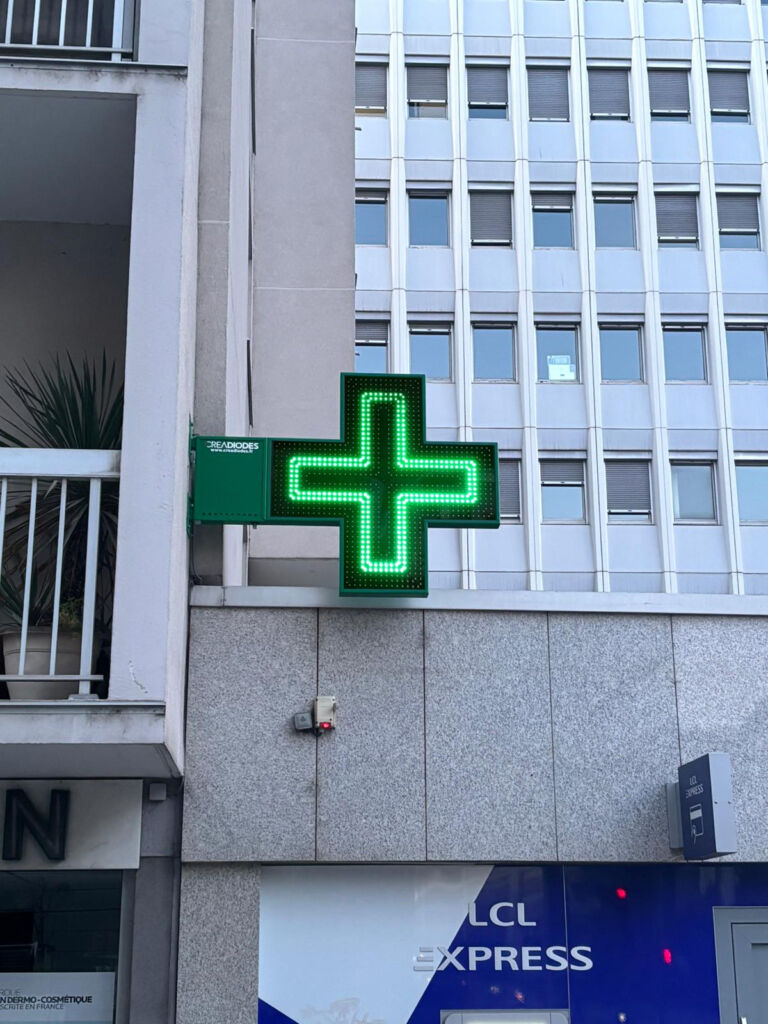 PHARMACIE DE LYON 1 croix ECOLIGHT + 1200 simple face verte