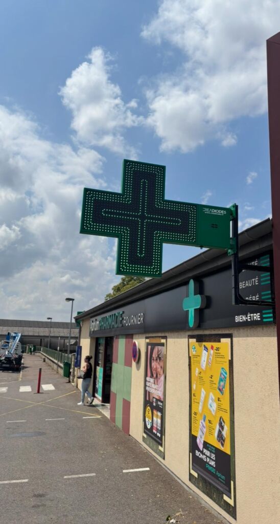 APRIUM PHARMACIE FOURNIER 1 croix ECOLIGHT + 1200 double face verte 7 lignes de leds vertes animées ligne à ligne